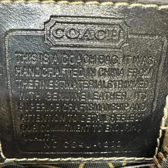 Rare Coach Patent leather crescent shaped retro should bag - Picture 15 of 16